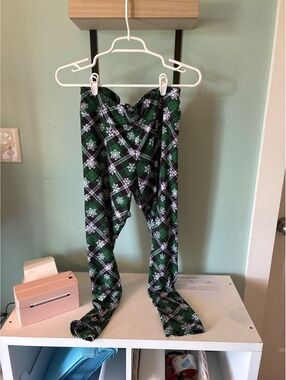 Super cute Christmas leggings!! Stretchy and fun! Size L